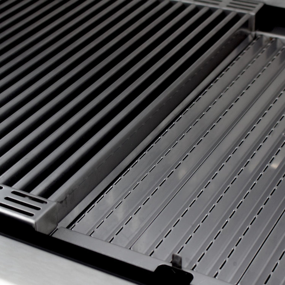 Saber Grills: 500 Series 3-Burner Cart Grill (LP) - R50CC0617