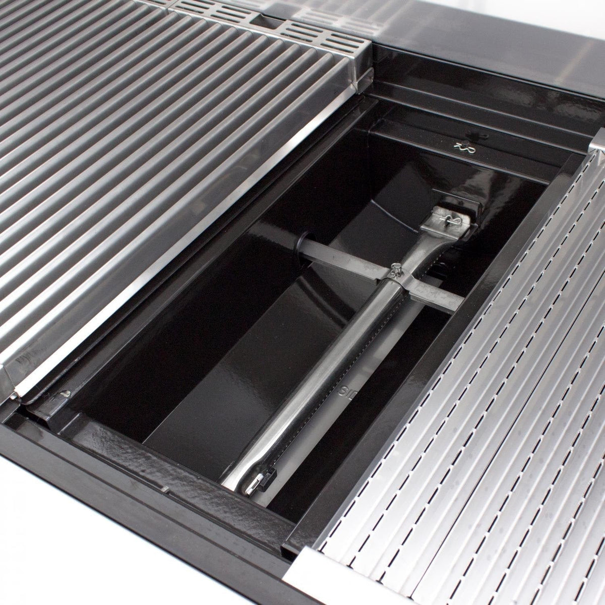 Saber Grills: Stainless Series 3-Burner Built-In Grill (NG) - R50SB0417