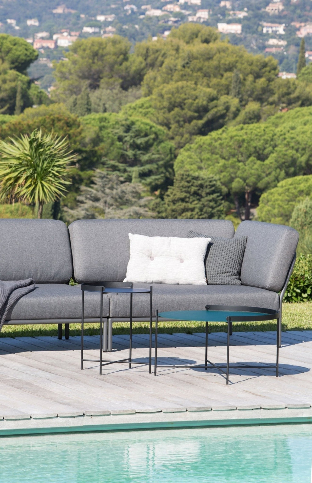HOUE LEVEL Outdoor Corner