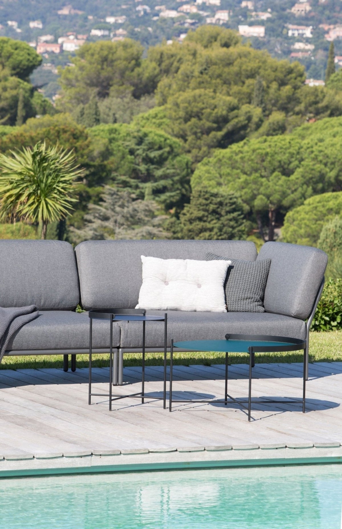 HOUE LEVEL Outdoor Corner