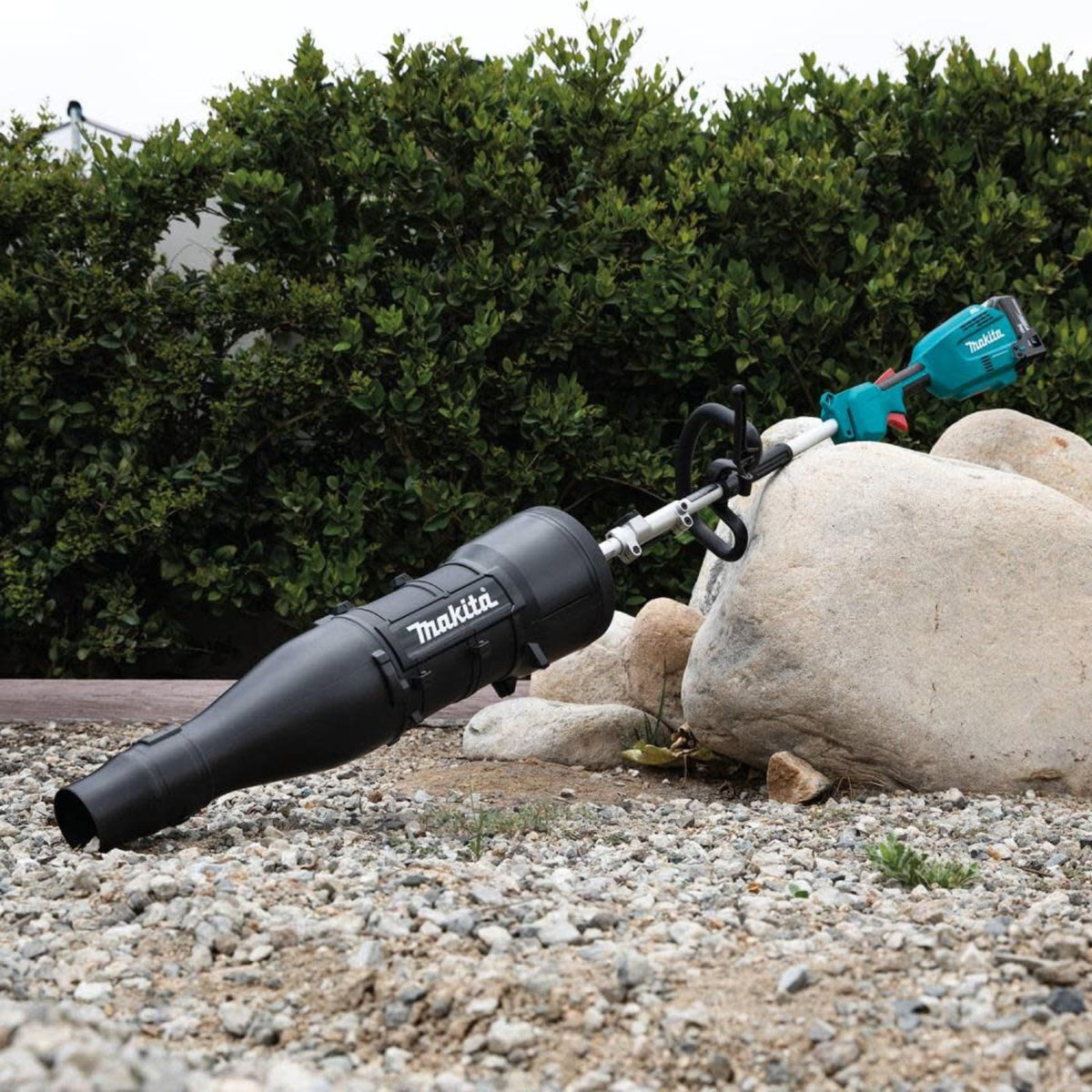Makita 18V LXT Lithium-Ion Brushless Cordless Couple Shaft Power Head Kit w/ 13" String Trimmer & Blower Attachments (4.0Ah) - XUX02SM1X3