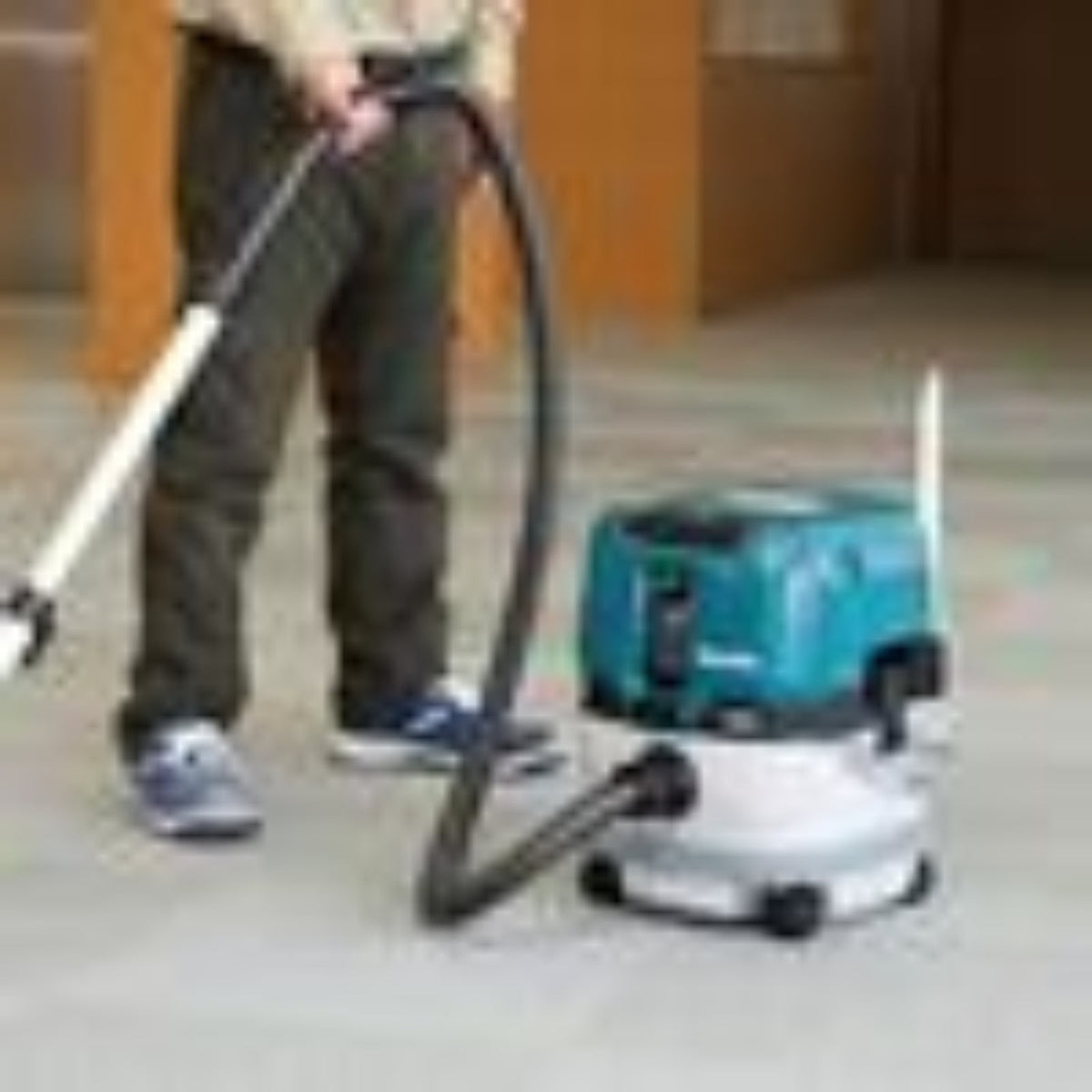 Makita 40V Max XGT Brushless Cordless 2.1 Gallon Wet/Dry Dust Extractor/Vacuum (Bare Tool) - GCV01Z