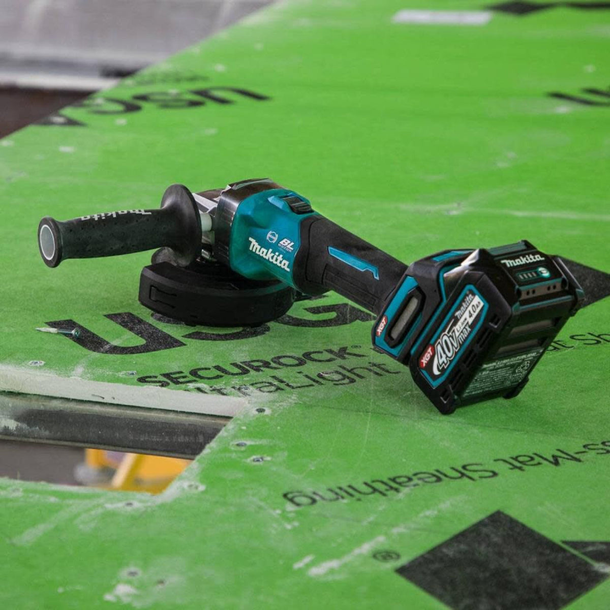 Makita 40V Max XGT Brushless Cordless 4‑1/2” / 5" Angle Grinder Kit, with Electric Brake (4.0Ah) - GAG01M1